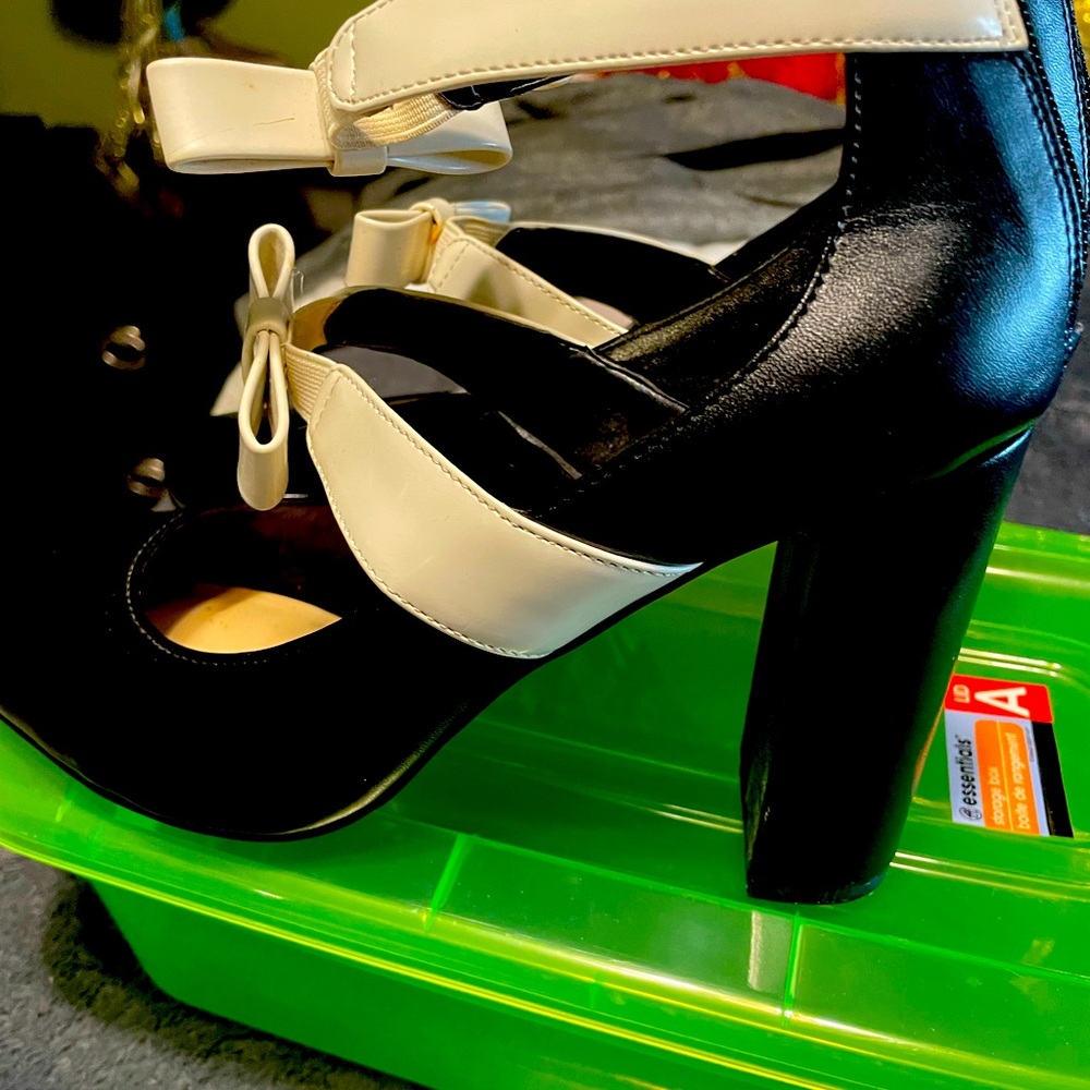 Nine West Bow Pump, Size 9 1/2”, color black/beige.